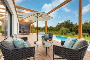 Outdoor pool, an infinity pool, open open 24 hours a day, pool umbrellas - Villa Istria Green (Krsan)