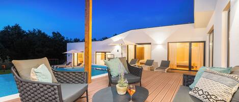 室外游泳池,无边泳池,24 小时开放,池畔遮阳伞,日光浴躺椅