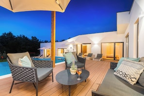Udendørs pool, infinity-pool, døgnåben, parasoller, liggestole