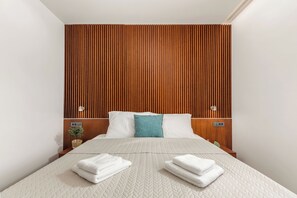 Caja de seguridad en la habitación y tabla de planchar con plancha 