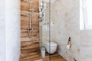 Βίλα | Μπάνιο | Ντουζιέρα, πετσέτες, Χαρτί υγείας