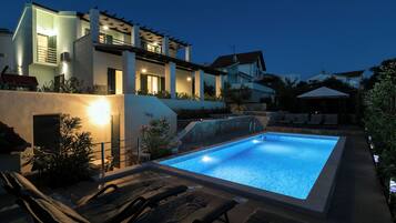 Outdoor pool, a heated pool