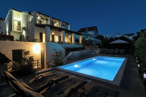 Una piscina al aire libre, una piscina climatizada