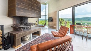 Villa | Oppholdsrom | Peis