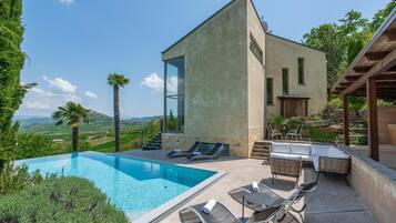 Piscine extérieure, parasols de plage, chaises longues