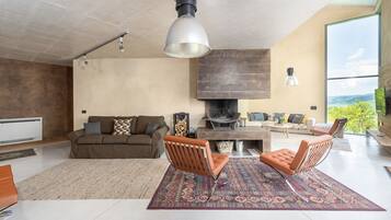 Villa | Oppholdsrom | Peis