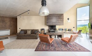 Villa | Oppholdsrom | Peis