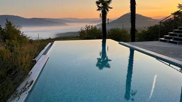 Kolam renang terbuka, payung kolam, kerusi lepak pantai