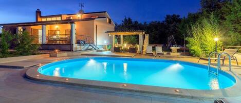 AuĂenpool, beheizter Pool, rund um die Uhr geöffnet, Sonnenschirme