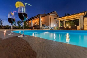 Outdoor pool, a heated pool, open open 24 hours a day, pool umbrellas - Villa Lucy (Vodnjan)