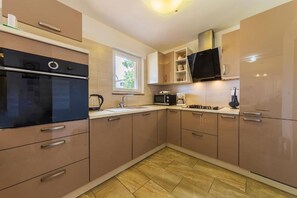 Villa | Private kitchen | Fridge, microwave, oven, stovetop - Villa Lucy (Vodnjan)