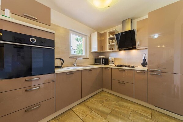 Villa | Private kitchen | Fridge, microwave, oven, stovetop - Villa Lucy (Vodnjan)