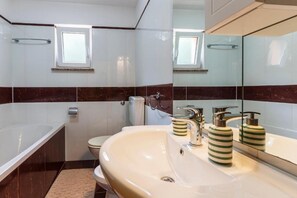 Villa | Bathroom | Shower, towels, soap, shampoo - Villa Lucy (Vodnjan)