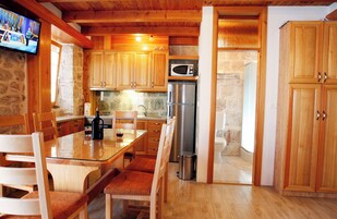 Villa | Cocina privada | Frigorífico, microondas, horno y placa de cocina