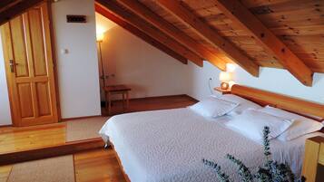 Caja de seguridad en la habitación y tabla de planchar con plancha