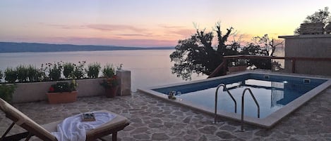 สระว่ายน้ำกลางแจ้ง