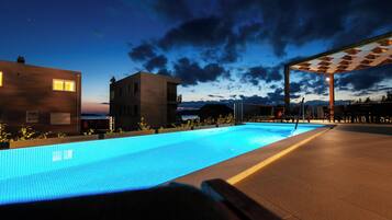 Hồ bơi ngoài trời