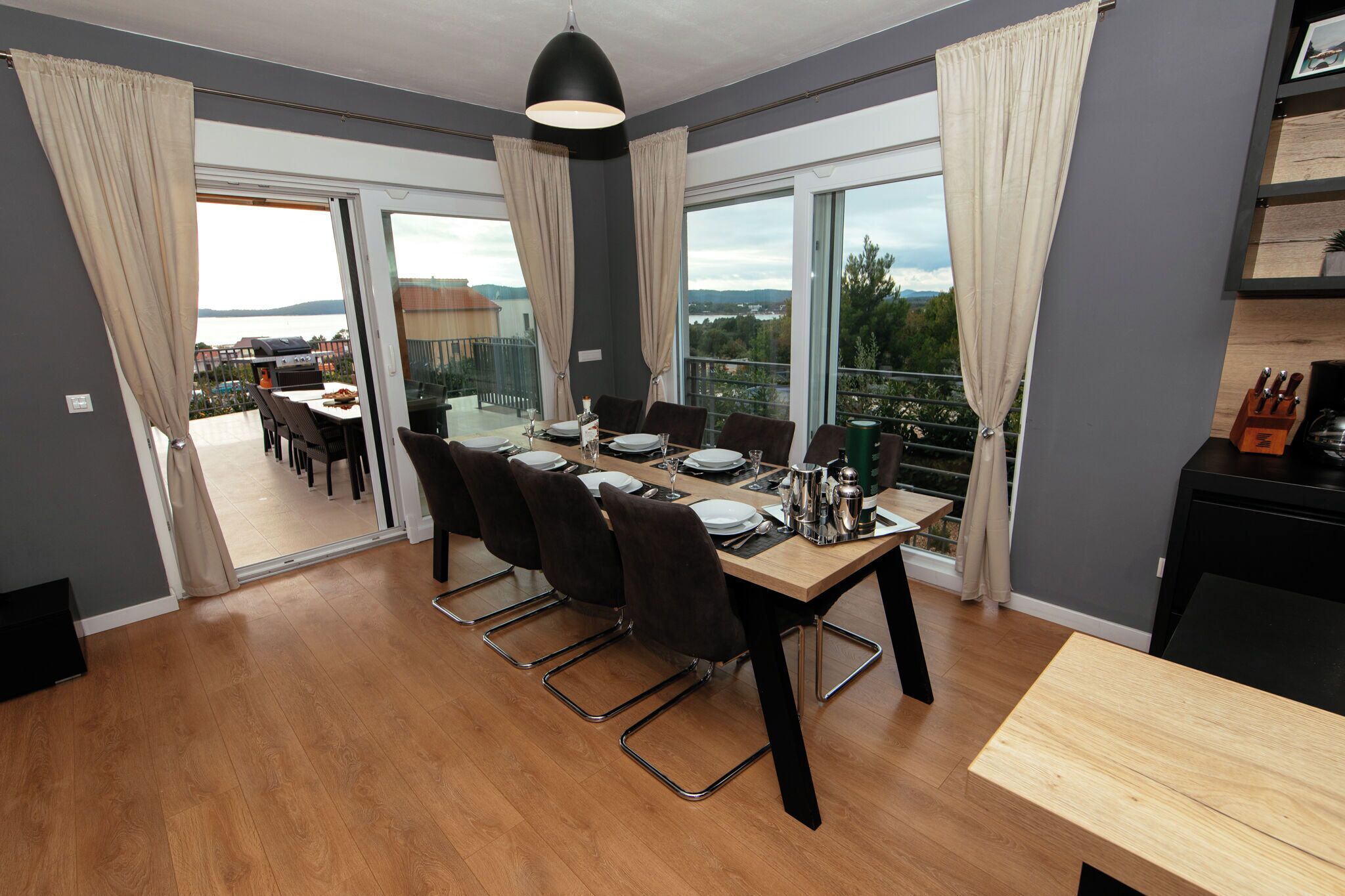 Villa | Dining