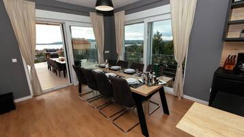 Villa | Dining