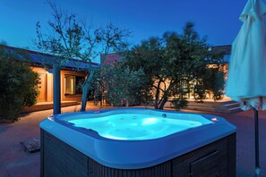 Outdoor spa tub - Villa Horse House (Tisno)