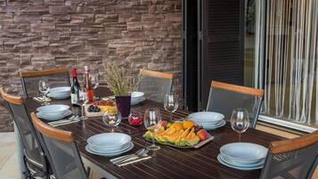 Villa | Outdoor dining