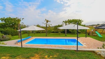 Een buitenzwembad, een verwarmd zwembad, parasols voor strand/zwembad