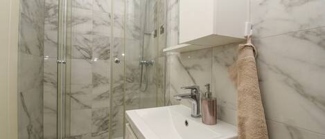Villa | Salle de bain | Douche, serviettes fournies, savon, papier toilette