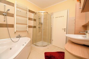 Villa | Badkamer | Een douche, handdoeken, zeep, toiletpapier