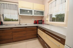 Villa | Cucina privata | Frigorifero, microonde, forno, piano cottura