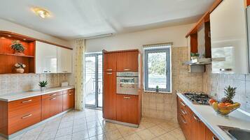 Vila | Dapur pribadi | Microwave, mesin pencuci piring, mesin espresso, dan ketel listrik