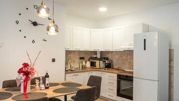 Villa | Cuisine privée | Réfrigérateur, micro-ondes, four, plaque de cuisson