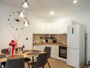 Villa | Privat køkken | Køleskab, mikrobølgeovn, ovn, kogeplade