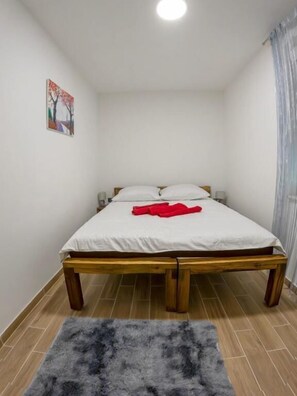 Huvila | Tallelokero huoneessa, silitysrauta/-lauta, ilmaiset vauvansängyt