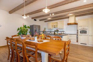 Villa | Cucina privata | Frigorifero, microonde, forno, piano cottura
