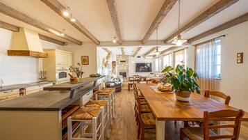 Villa | Cucina privata | Frigorifero, microonde, forno, piano cottura