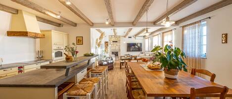 Villa | Cuisine privée | Réfrigérateur, four à micro-ondes, un four, surface de cuisson