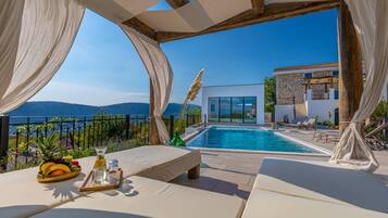 Piscina coperta, piscina all'aperto