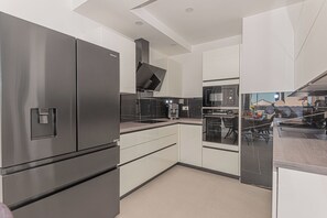 Villa | Eget kök | Kylskåp, mikrovågsugn, ugn och spishäll