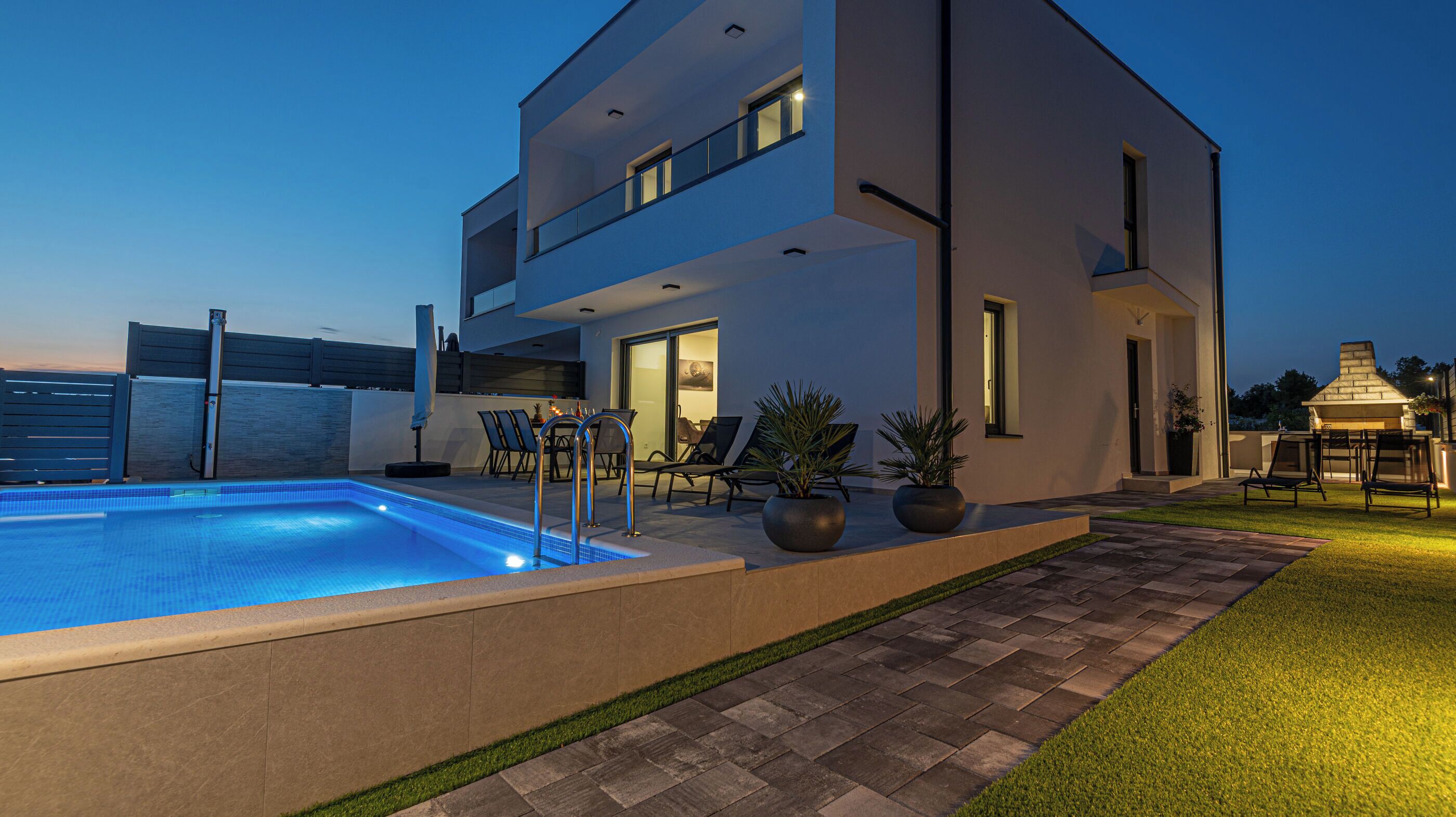 Una piscina al aire libre, una piscina climatizada