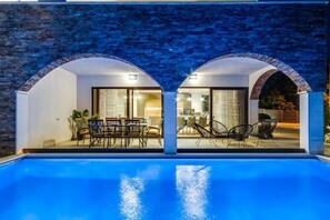 Indoor pool, outdoor pool - Villa Eden With Heated Pool (Omis)