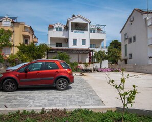 Free self-parking - Apartments Marina View (Tribunj)