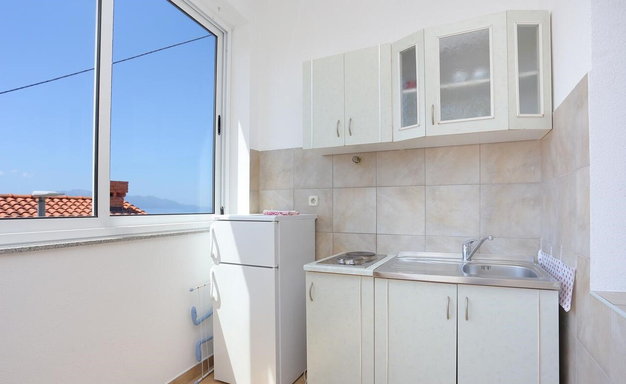 Apartment (A1) | Private kitchen | Fridge, stovetop, electric kettle, cookware/dishes/utensils