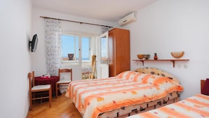 A bedroom with a bed, a chair, a desk, and a window. - Apartments Aurora Adriatica (Gradac)