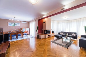 Vila | Sala de estar | Lareira