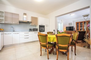 Villa | Cocina privada | Frigorífico, microondas, horno y placa de cocina