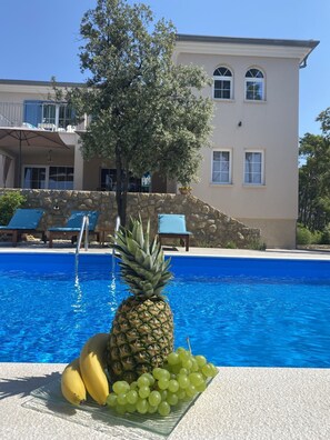 Outdoor pool, pool umbrellas - Villa Arba (Rab)