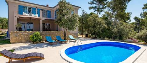 Piscine extérieure, parasols