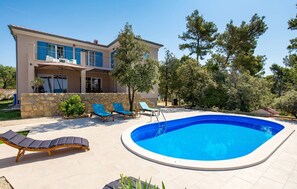 Outdoor pool, pool umbrellas - Villa Arba (Rab)