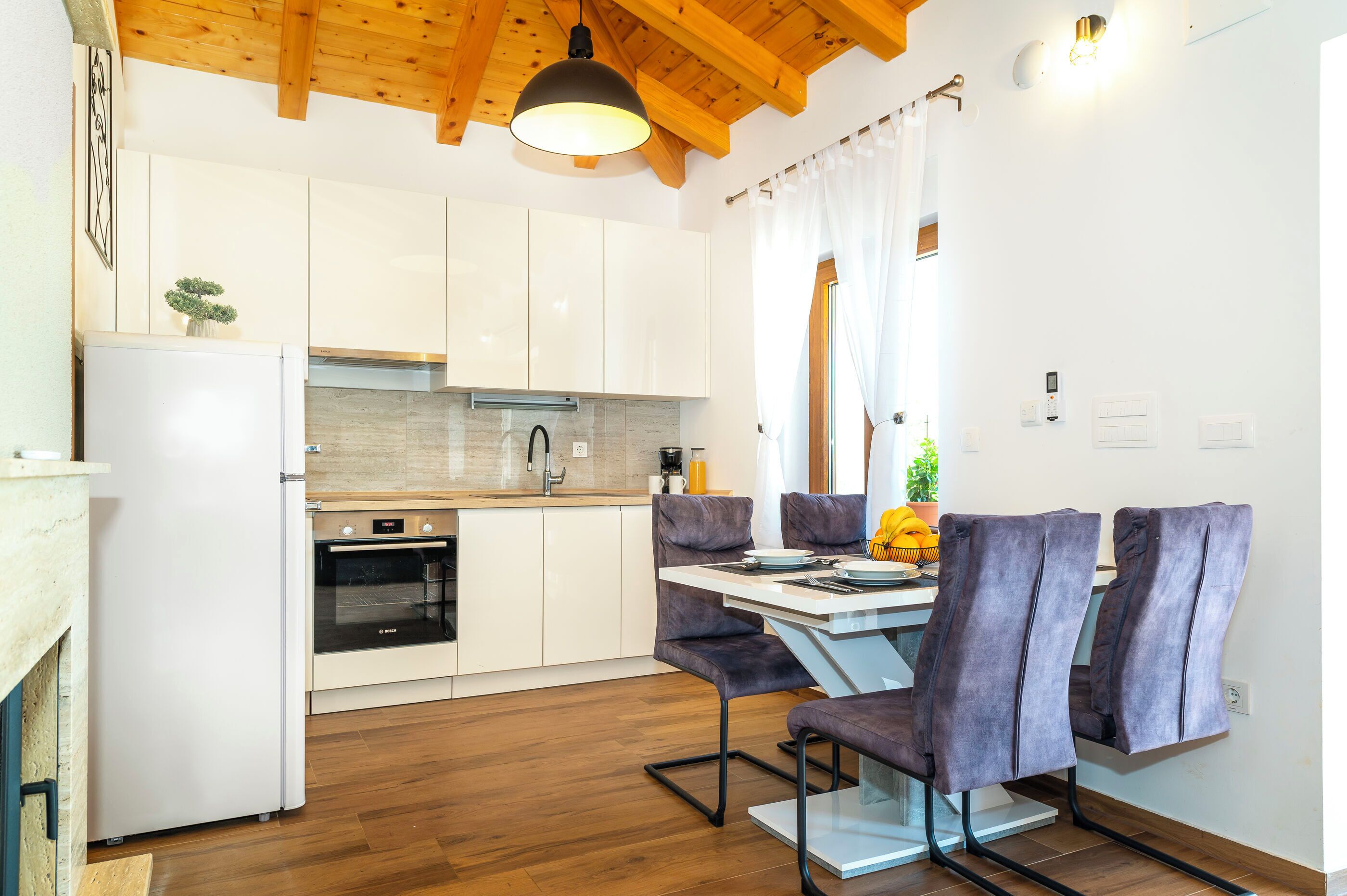 Villa | Eget kök | Kylskåp, ugn, spishäll och diskmaskin