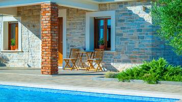 Villa | Iron/ironing board, free WiFi
